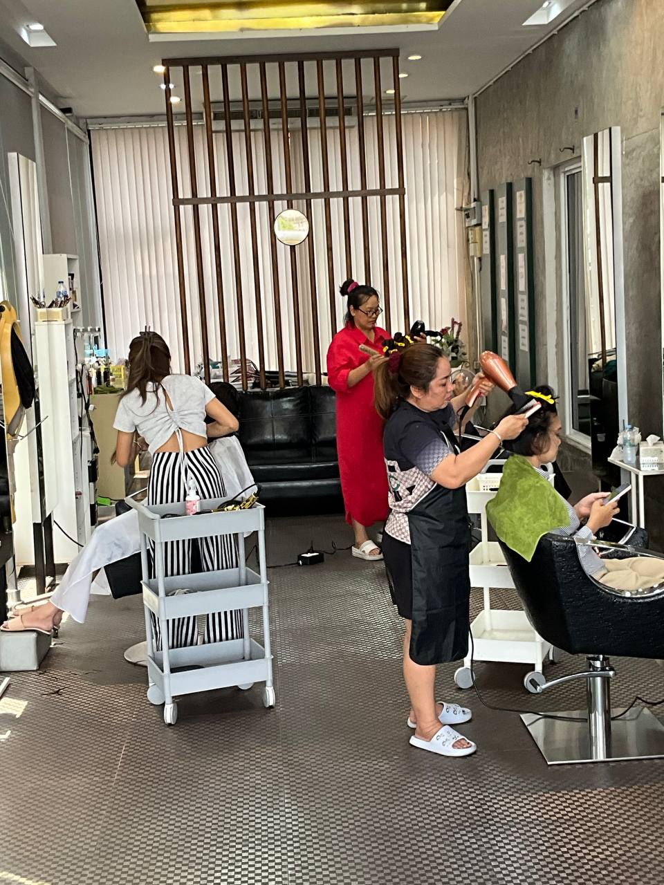 บรรยากาศภายในร้านตัดผมใกล้ฉัน Suksom Salon ลาดพร้าว